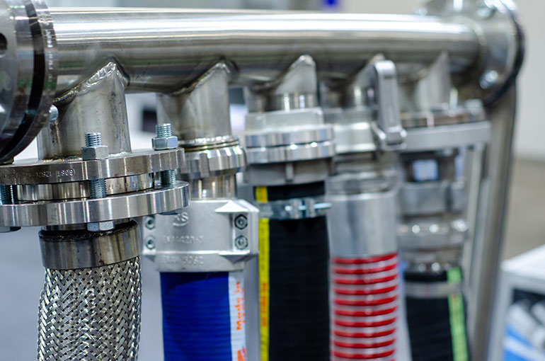 industrial versus hydraulic hose AdobeStock_398205629