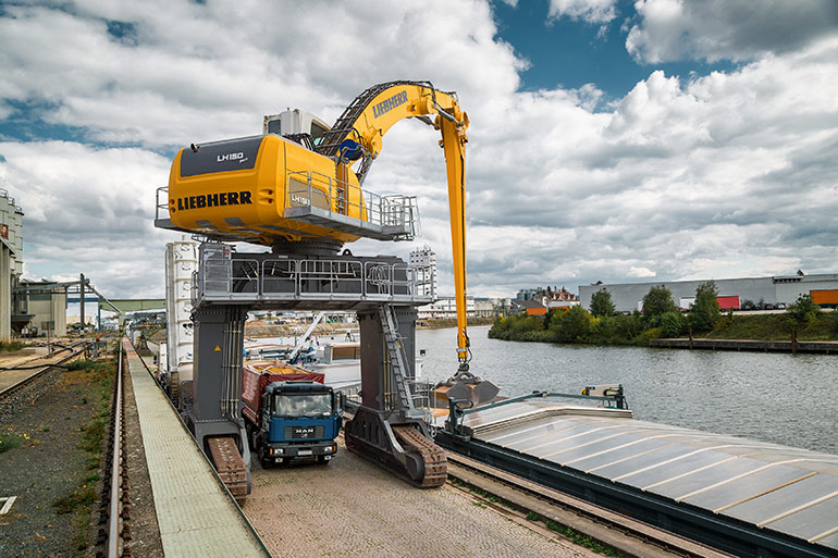 The lightweight material handling prototype has two CFRP hybrid cylinders on the boom.