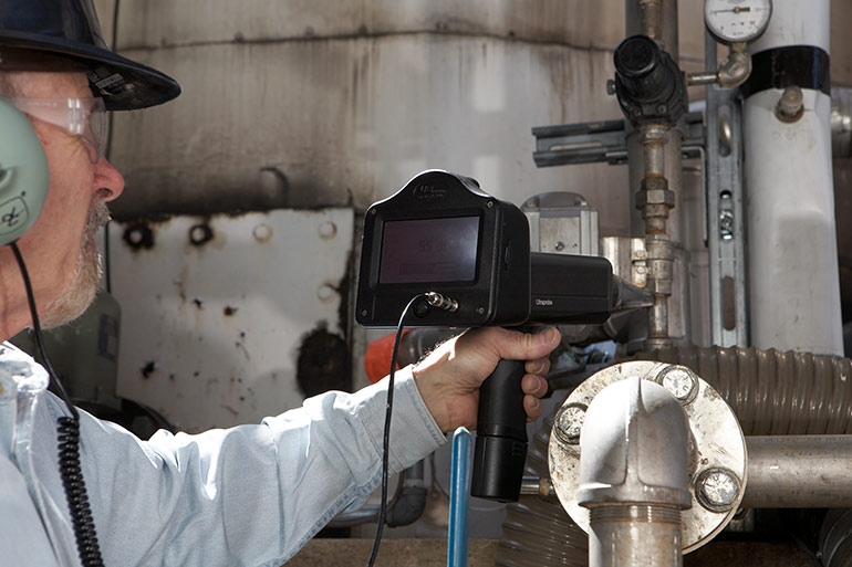 Ultrasonic detection makes it possible to locate leaks accurately. The leaks are then marked pending repair.